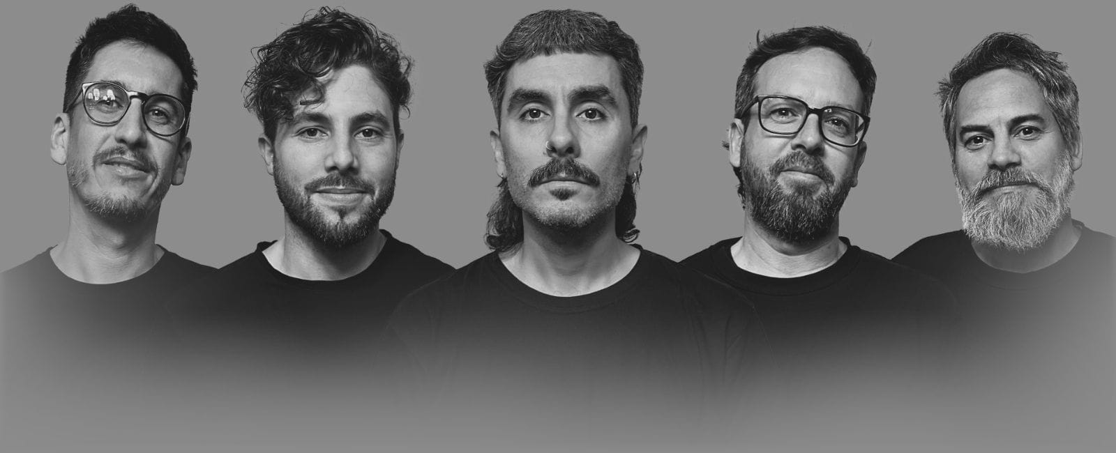 Una foto frontal de los 5 integrantes de ESPIRALES